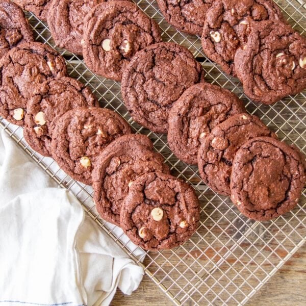 Rows of chocolate cookies rest on a cooling rack.