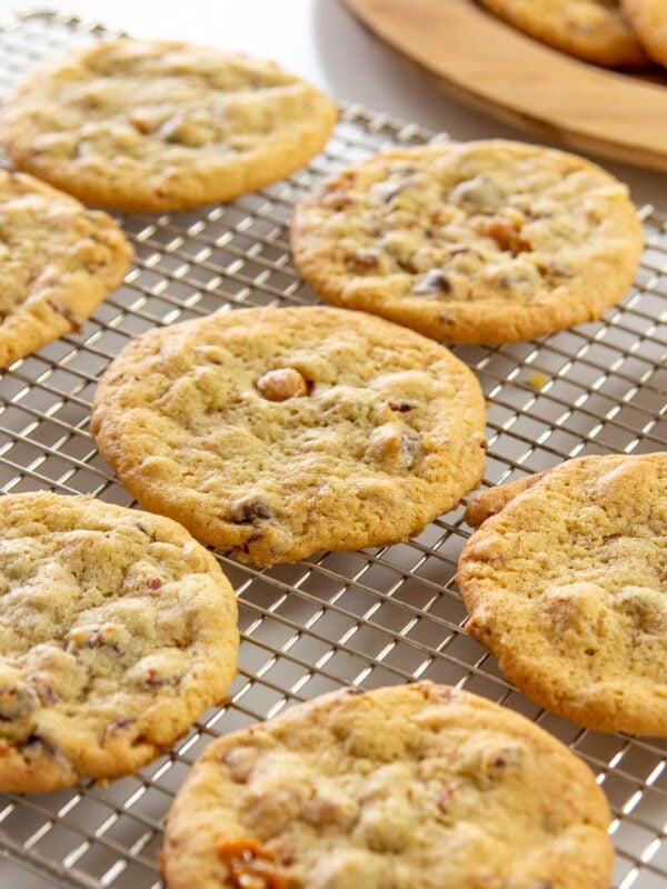 Cookies lie on a cooling rack.