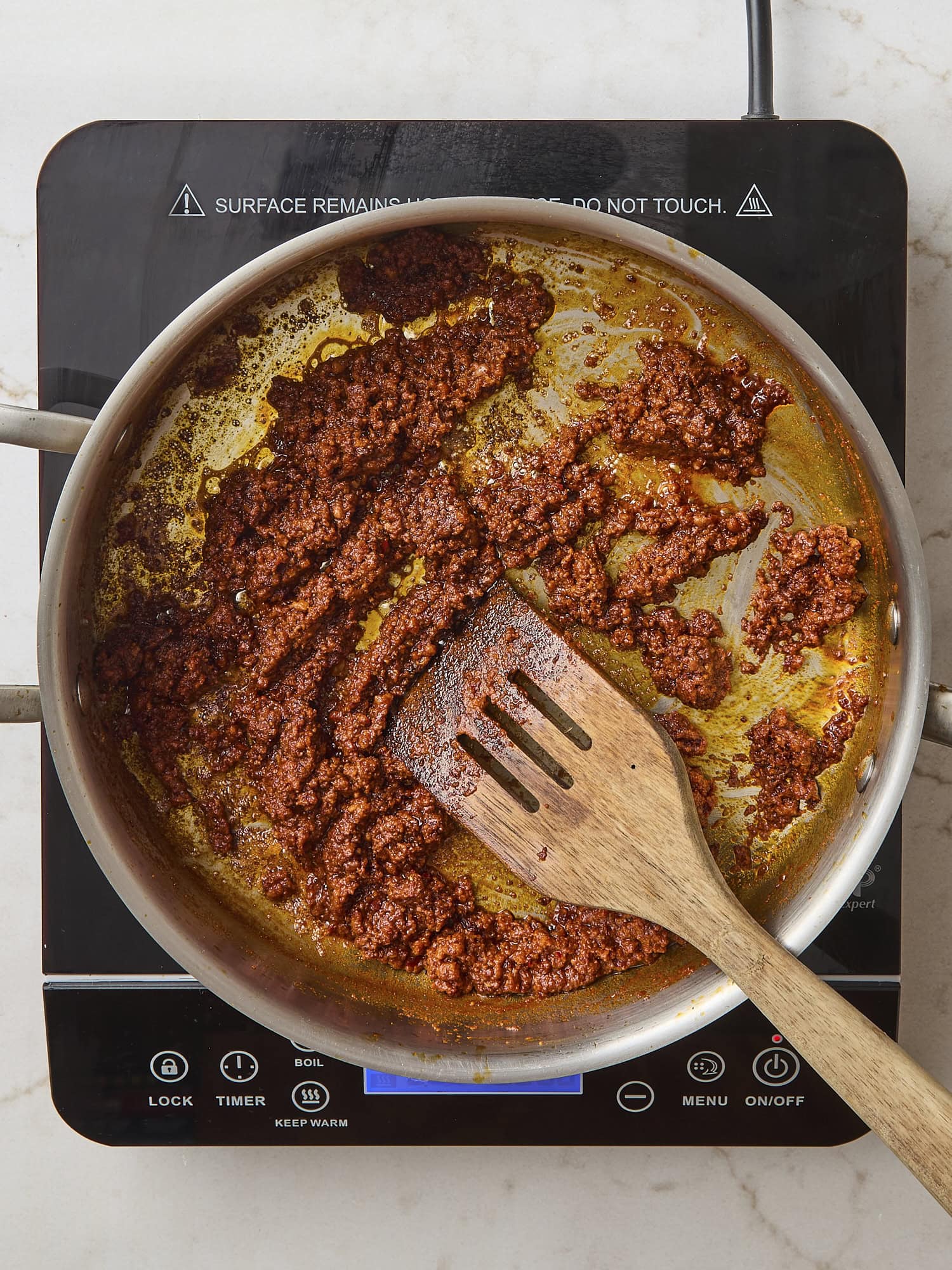 Pan filled with cooked chorizo with brown color.